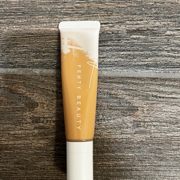 Fenty Beauty Hydrating Foundation - Picture 1 of 2